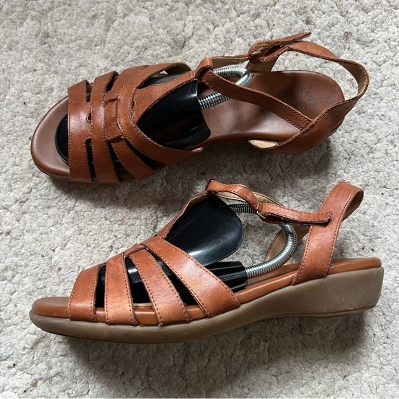 Naturlizer Women's Brown Leather Gladiator Style Velcro Adjustable Ankle Sandals - Picture 12 of 12